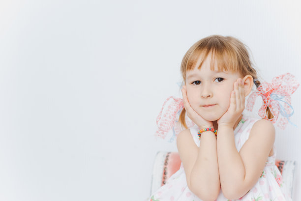 白色背景上的小女孩。图片下载