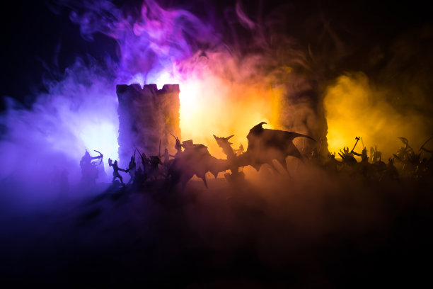 龙和英雄战士之间的战斗。创造性的表装饰。有选择性的重点图片下载