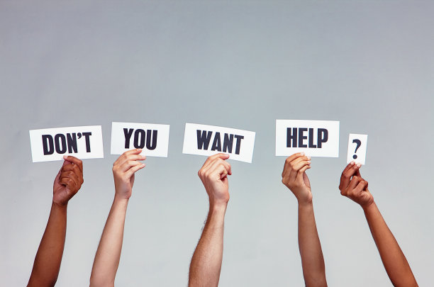 你不需要帮助吗?，询问由不同的手高举的剪纸标志图片下载