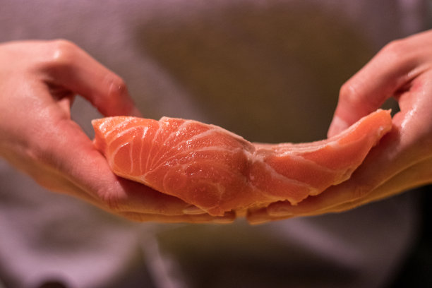 手握三文鱼排图片下载