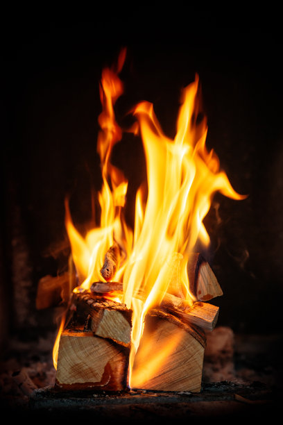 在壁炉里生火和柴火，营造舒适的冬季气氛图片下载