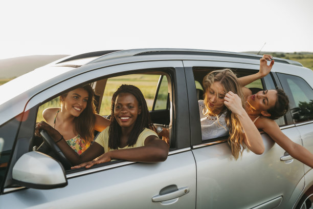 女朋友们在夏天的公路旅行中玩得很开心图片下载