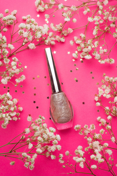 指甲油和鲜花的布局。指甲油。画的钉子。美甲,修脚。关于清漆的选择的文章。这篇文章是关于修指甲的。内容为美甲师。清漆和鲜花。副本的空间。美容行业的照片图片下载