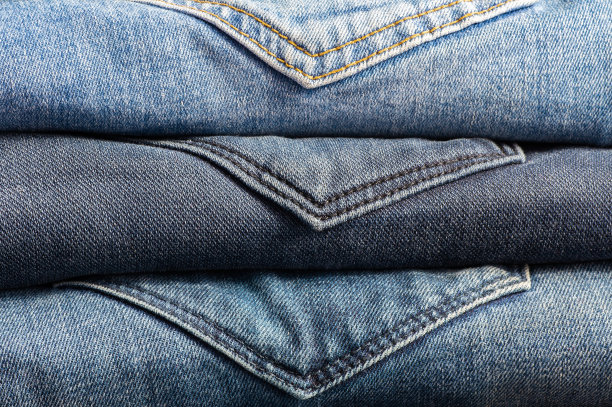 叠叠各种牛仔牛仔裤，长裤背景，时尚设计图片下载