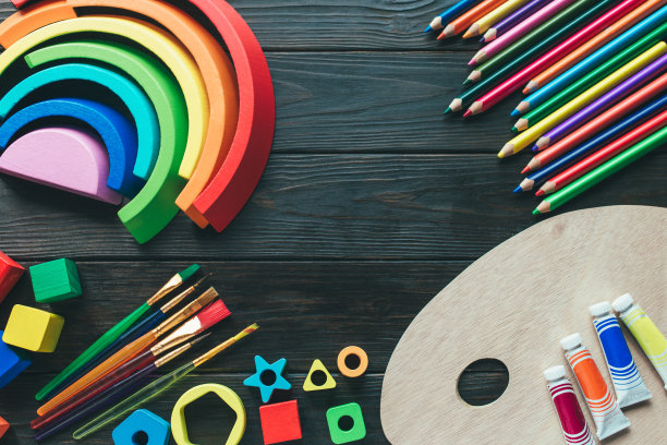 棕色背景的木制彩色铅笔。回到学校背景。关闭了。俯视图，复制空间。幼儿园、学龄前儿童的教育游戏图片下载