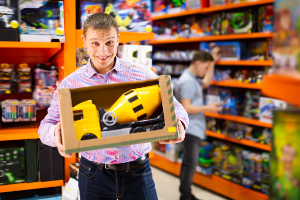 成年男子寻找大玩具车图片下载