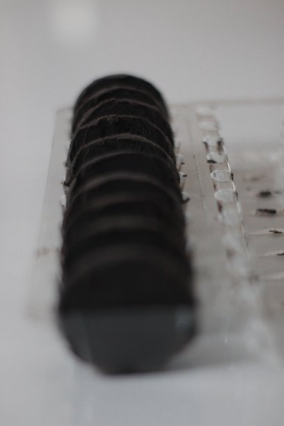 漂亮的黑色和美味的饼干。图片下载