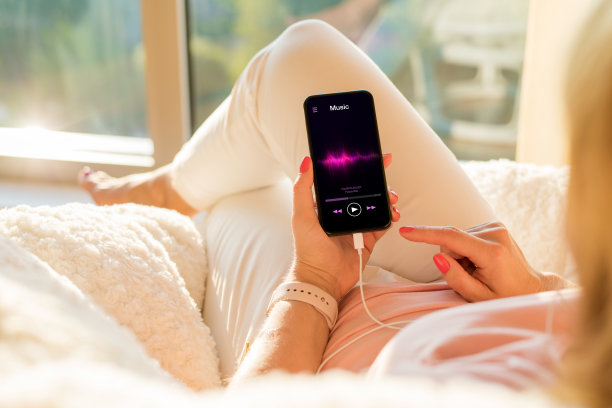 女人一边在家放松一边用手机听音乐图片下载