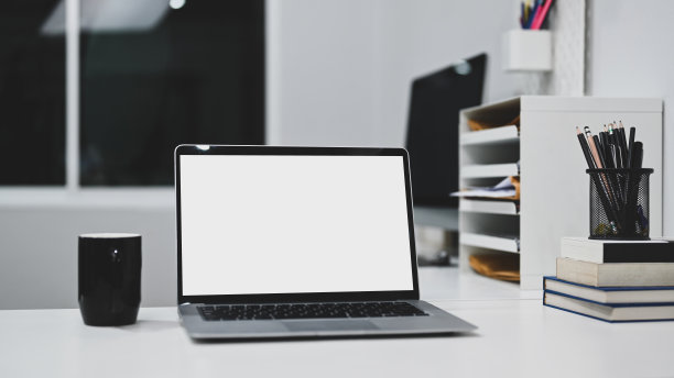 笔记本电脑，咖啡杯和办公桌上的办公用品。图片下载