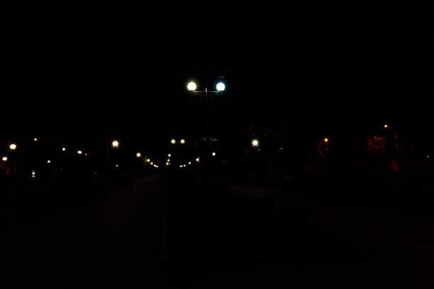 夜晚公园里的发光路灯图片下载