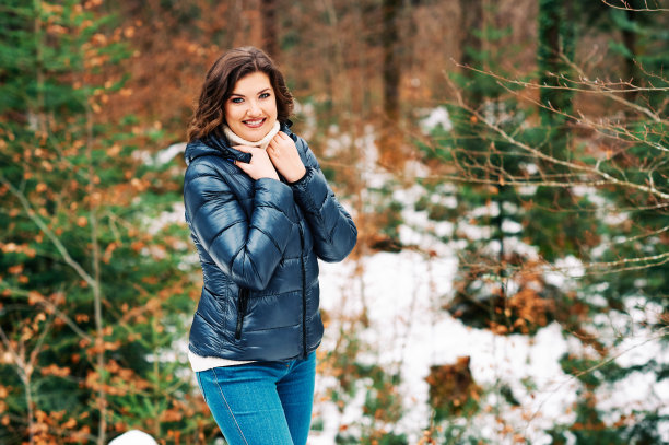 早春的肖像年轻快乐的女人享受美好的一天在森林图片下载