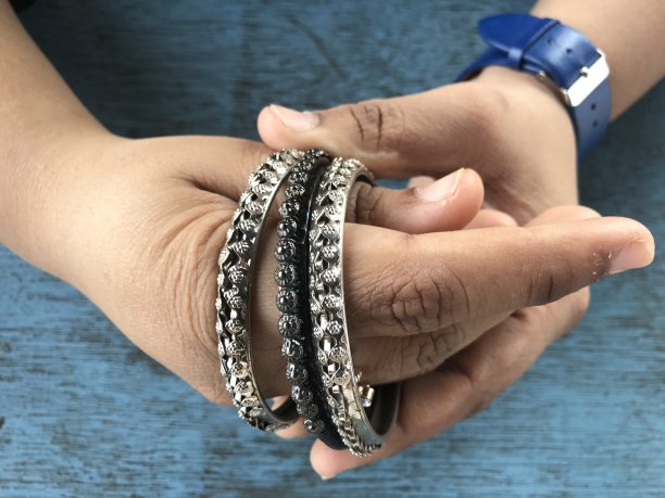 戴手镯或手环的妇女图片下载