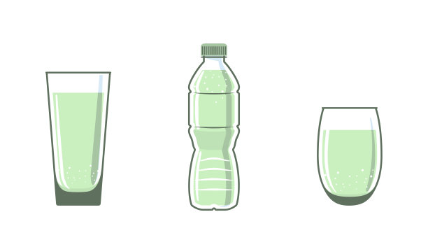 0.5升瓶，塑料水瓶。充满了绿松石液体。满杯的杯子摆在旁边。水倒进一个杯子里。图片下载