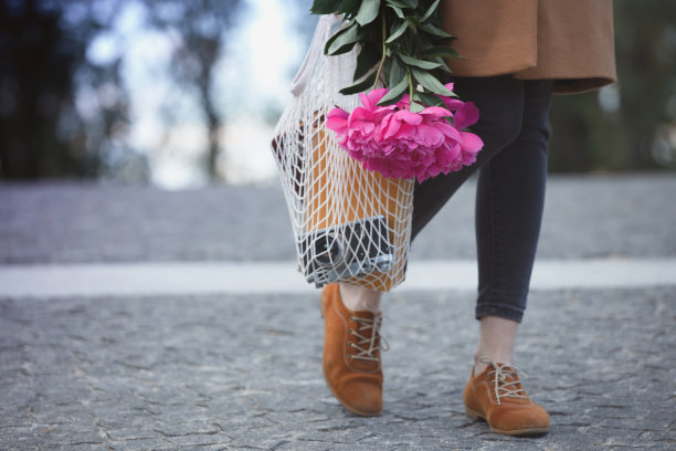 夏天——快乐美丽的女孩捧着一束牡丹。手捧花束，鞋子合上图片下载