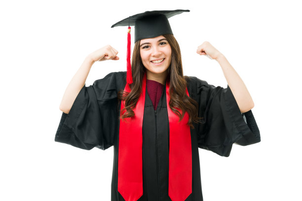 强壮的女毕业生举起双臂庆祝她的毕业图片下载