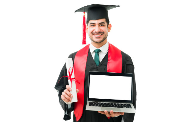 快乐的男毕业生展示他的大学学位和一台电脑图片下载