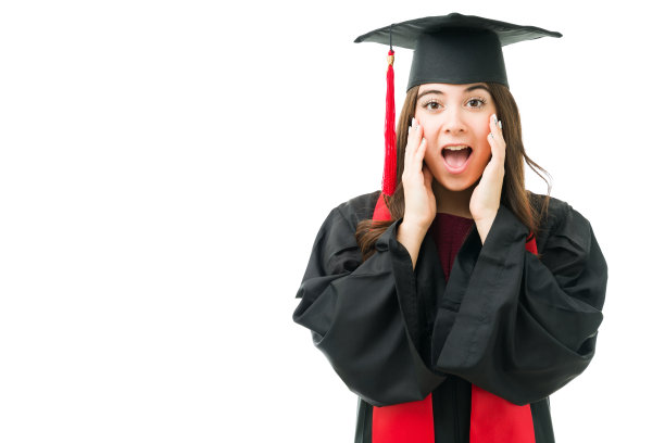 震惊的女人兴奋地接受她的大学文凭图片下载