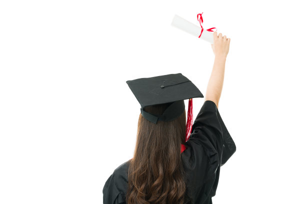 一个年轻女子在空中举起她的大学文凭的后视图图片下载