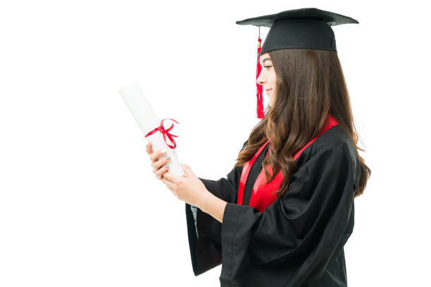 女毕业生为她的大学学位感到骄傲图片下载
