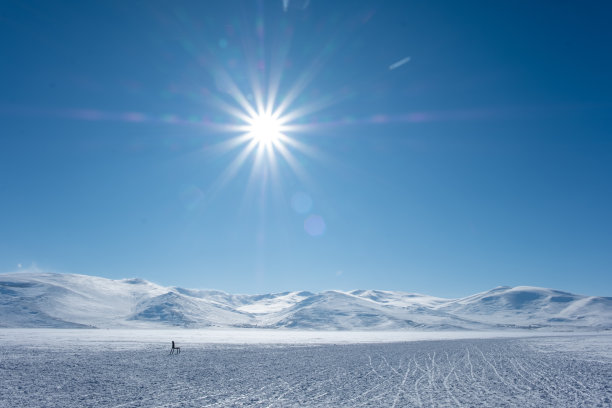 雪覆盖的道路和椅子在冬天阳光明媚的日子图片下载