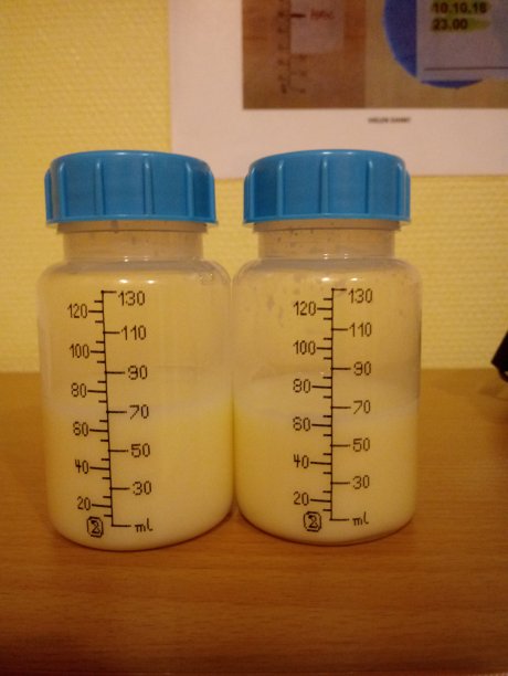 两小瓶牛奶图片下载