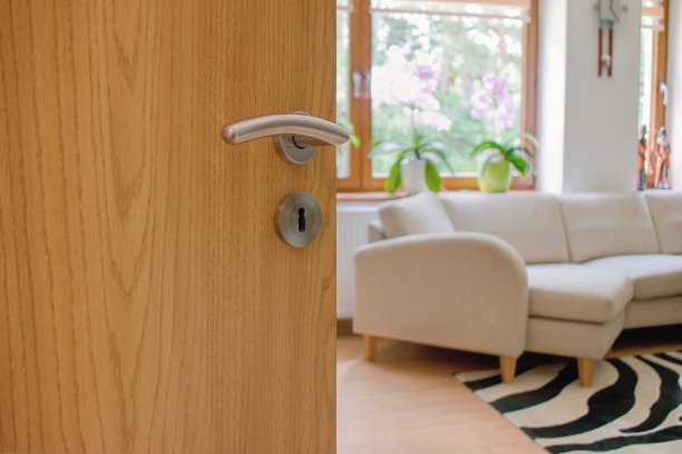 半打开的门进入现代舒适的家庭内部图片下载