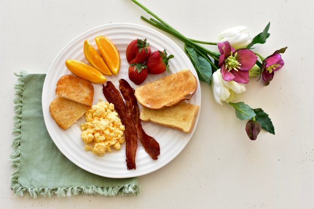 美味美味的经典美式客房服务早餐有培根，薯饼，鸡蛋，含糖酒图片下载