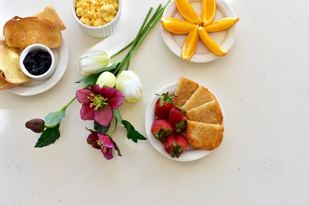 美味美味的经典美式客房服务早餐有培根，薯饼，鸡蛋，含糖酒图片下载