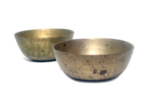 白色背景上的古代特殊仪式用铜碗图片下载