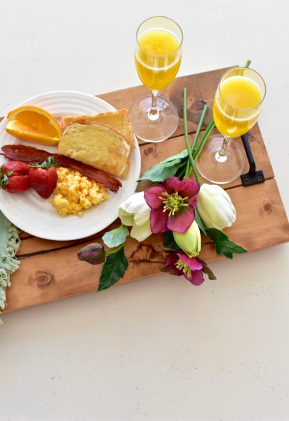 美味美味的经典美式客房服务早餐有培根，薯饼，鸡蛋，含糖酒图片下载