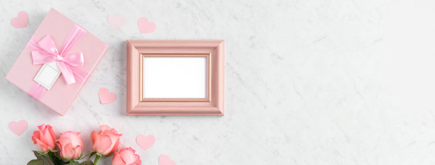 礼品盒和粉色玫瑰为母亲节节日问候的设计理念。图片下载