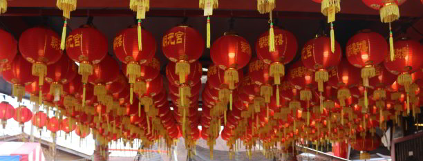 红灯笼屋顶装饰庆祝中国新年图片下载