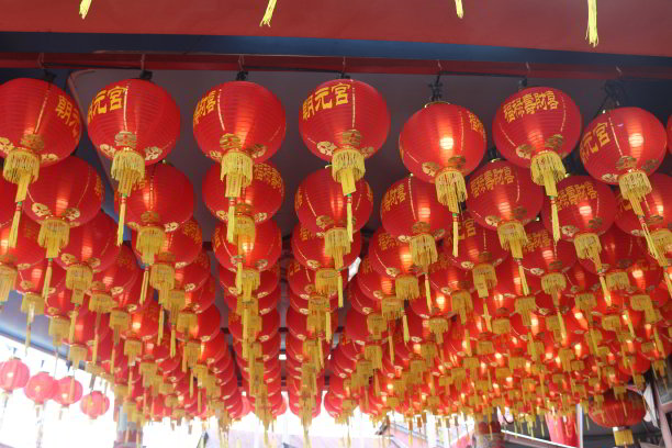 红灯笼屋顶装饰庆祝中国新年图片下载
