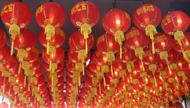 红灯笼屋顶装饰庆祝中国新年图片下载