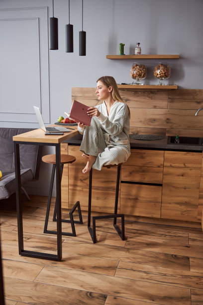 穿着晨衣的女士打开笔记本图片下载