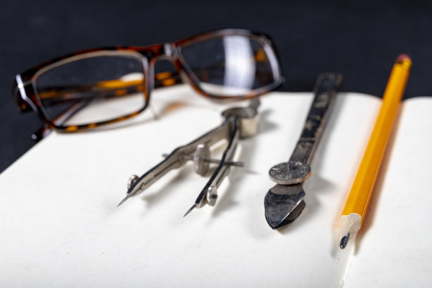 墨画用圆珠笔和绘图笔。在设计室绘制的附件。光背景。图片下载