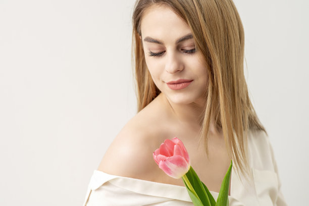 有一朵郁金香的年轻女子图片下载