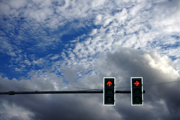 十字路口交通灯的天空背景在泰国。图片下载