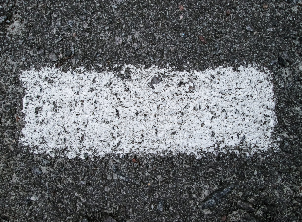 沥青上的白色斑点。图片下载