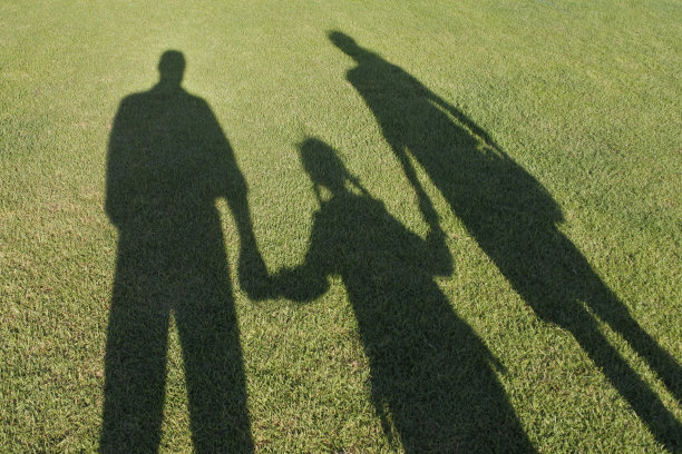 两个父母的影子一起送女儿上学图片下载