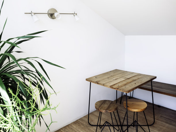 空木桌和木制地板上的圆形椅子。图片下载