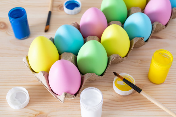 餐桌上放着复活节彩蛋和节日工艺用的彩色颜料。图片下载