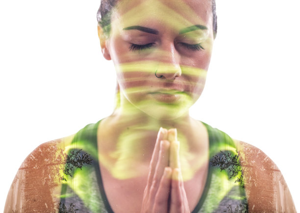 沉思中的女人的多次曝光叠加在北极光和树木上图片下载