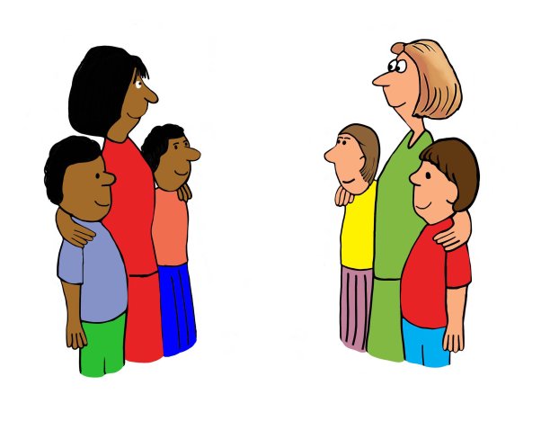 不同种族的母亲介绍她们的孩子。图片下载