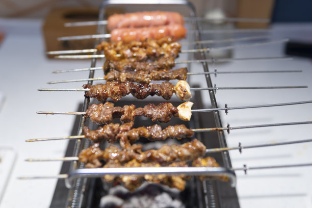 餐馆里烤肉架上的烤肉图片下载