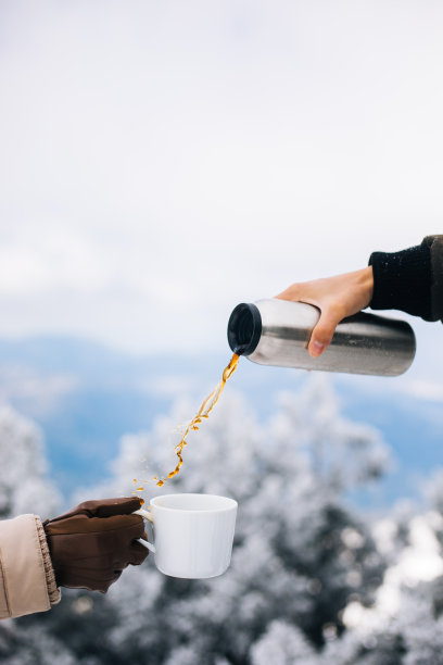 下雪天两只手倒咖啡图片下载