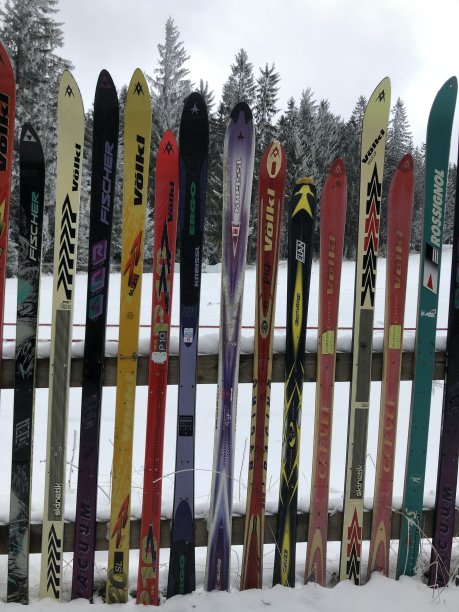 用旧滑雪板做成的栅栏图片下载