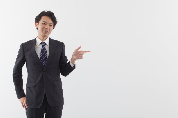 一位年轻的亚洲商人微笑着指着我图片下载