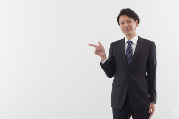 一位年轻的亚洲商人微笑着指着图片下载