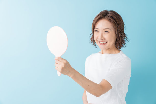 老年妇女要照镜子图片下载